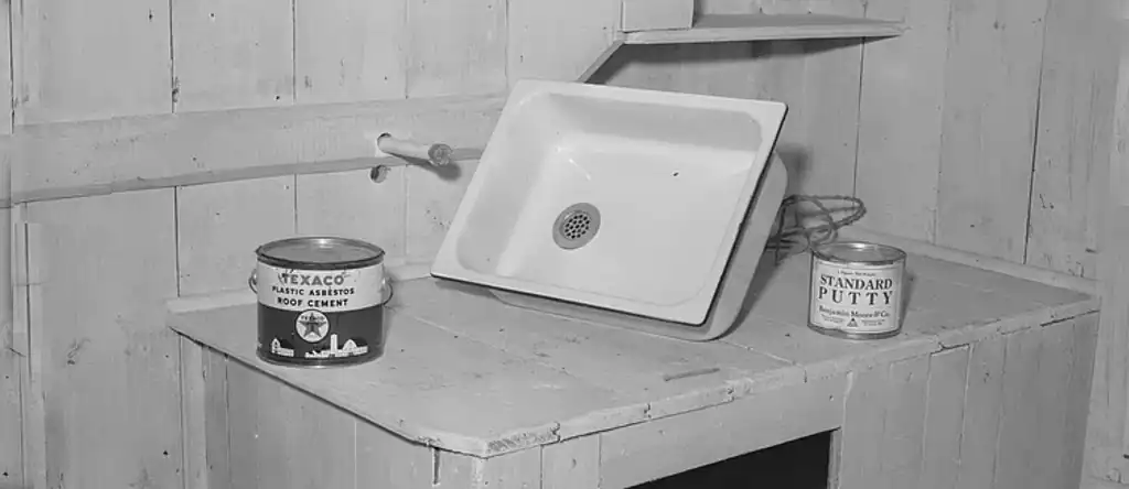 Old regular plumber's putty